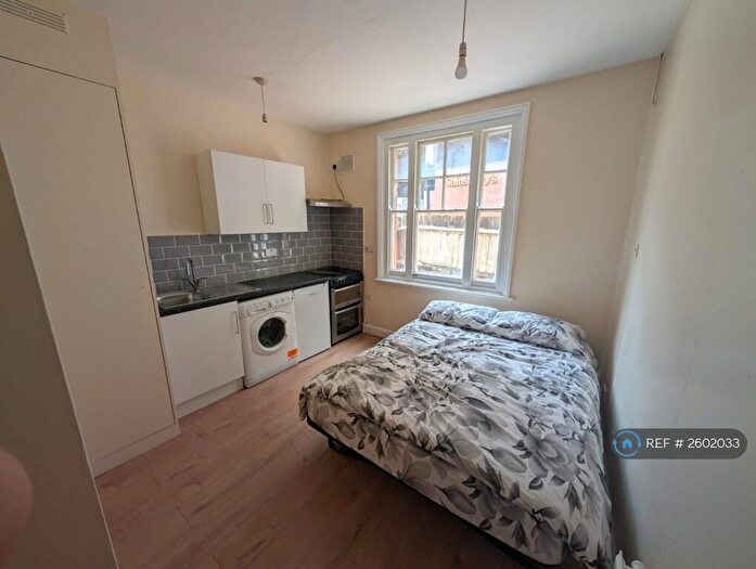 Studio To Rent In Westbeech Road, London, N22