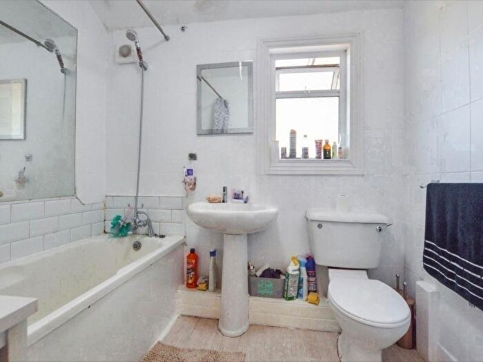2 Bedroom Flat To Rent In Farnley Road, London, SE25