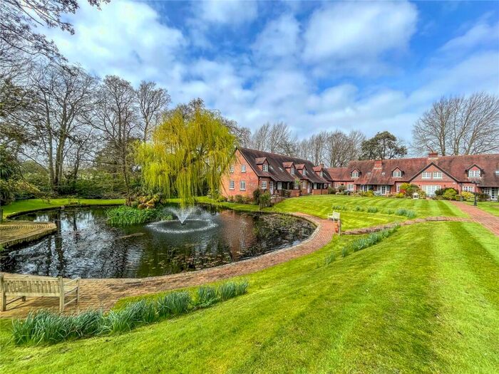 3 Bedroom End Of Terrace House For Sale In Salisbury Road, Burton, Christchurch, BH23