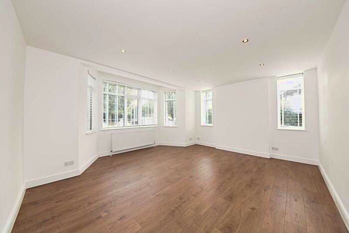 3 Bedroom Flat To Rent In Wykeham Road, Hendon, London, NW4