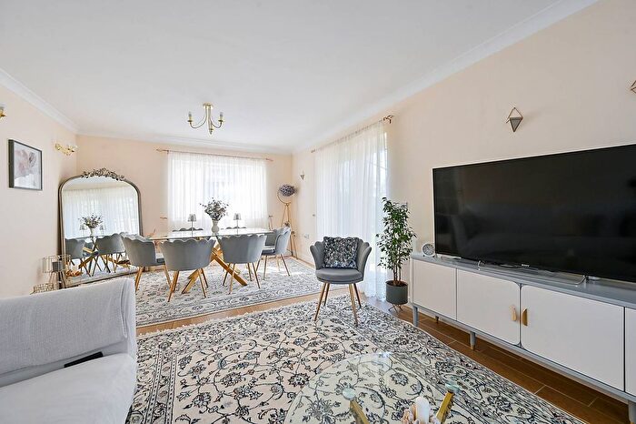 4 Bedroom End Of Terrace House For Sale In Cygnet Avenue, Feltham, TW14