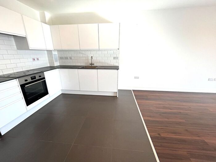 3 Bedroom Flat To Rent In Vicarage Road, Watford, WD18