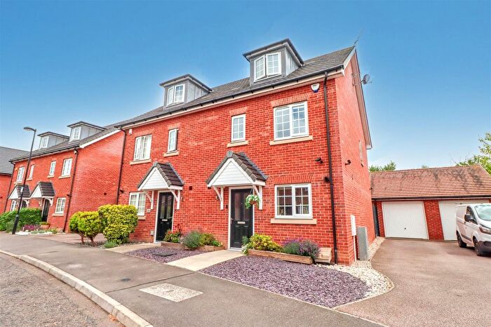4 Bedroom Semi-Detached House For Sale In Tamworth Drive, Wickford, SS11