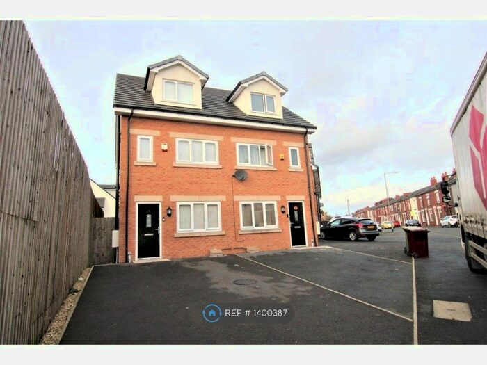 4 Bedroom Semi-Detached House To Rent In Moorcroft Gardens, Bolton, BL2