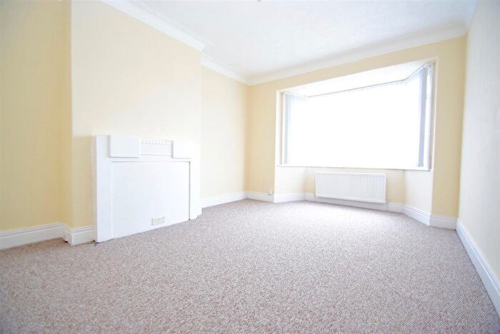 3 Bedroom Flat To Rent In Benfield Road, Heaton, Newcastle Upon Tyne, NE6
