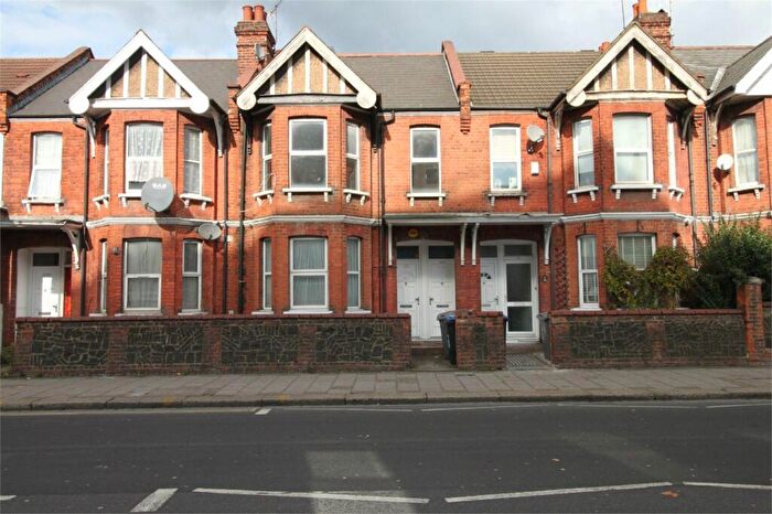 3 Bedroom Flat To Rent In High Road, London, NW10