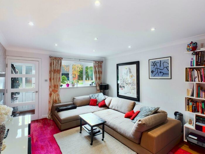 1 Bedroom Terraced House To Rent In Addlestone, Surrey, KT15