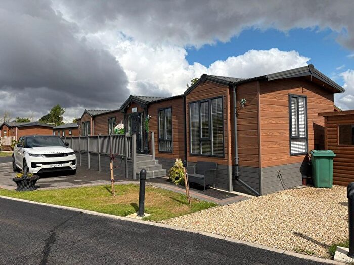 2 Bedroom Mobile/park Home For Sale In Back Road, Newton On Derwent, York, YO41