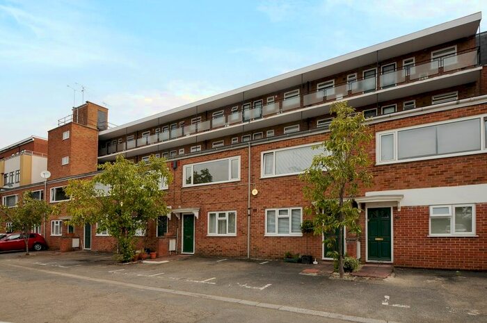 Studio To Rent In Coombe Road, New Malden KT3