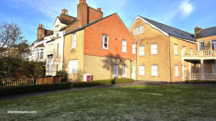 1 Bedroom Flat For Sale In St. Marthas Court, Wood Street, High Barnet, EN5