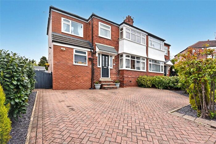 4 Bedroom Semi-Detached House For Sale In Field End Mount, Leeds, LS15