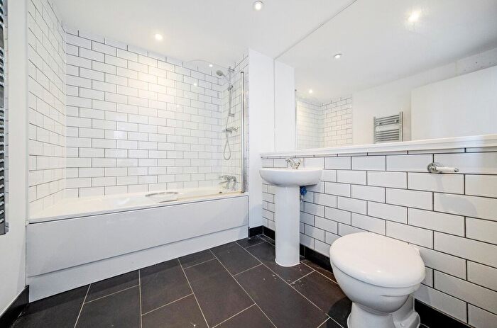 2 Bedroom Flat To Rent In Crispin Lofts, New York Road, Leeds, West Yorkshire, LS2