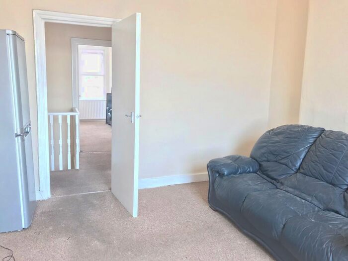 2 Bedroom Flat To Rent In Green Lane, Goodmayes, IG3