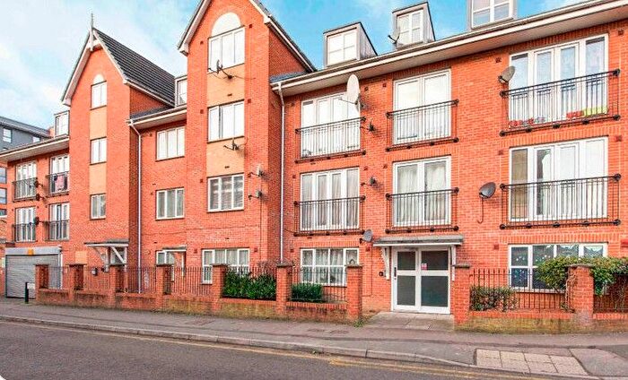 1 Bedroom Maisonette For Sale In Headington Place, Mill Street, Slough, SL2