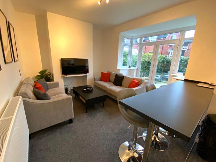 4 Bedroom Town House To Rent In Poplar Grove, Newcastle-under-Lyme, ST5