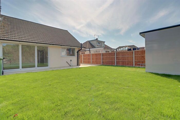 2 Bedroom Semi-Detached Bungalow For Sale In Hengist Gardens, Wickford, SS11