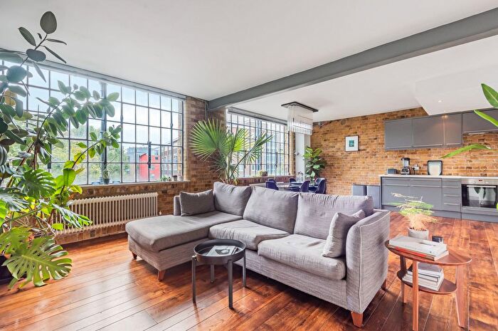 2 Bedroom Flat To Rent In Tanners Yard, Long Lane, SE1