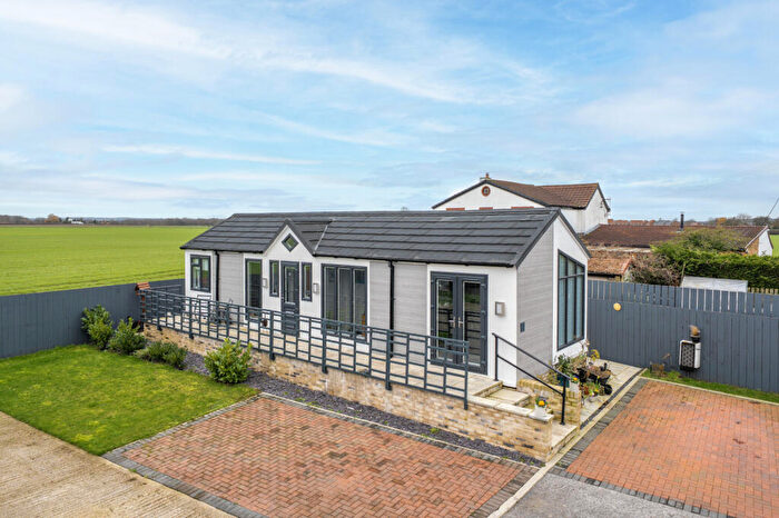 2 Bedroom Park Home For Sale In Tadcaster, North Yorkshire, LS24