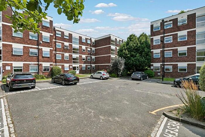 2 Bedroom Flat To Rent In Oak Tree Close, Ealing, W5