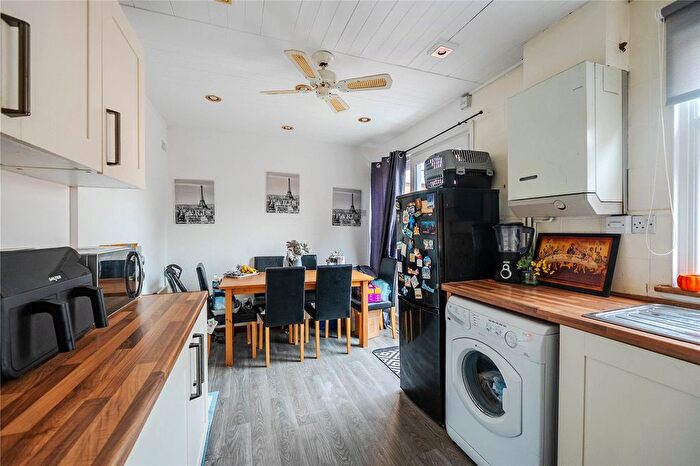 3 Bedroom End Of Terrace House For Sale In Chiltern Road, Dunstable, LU6