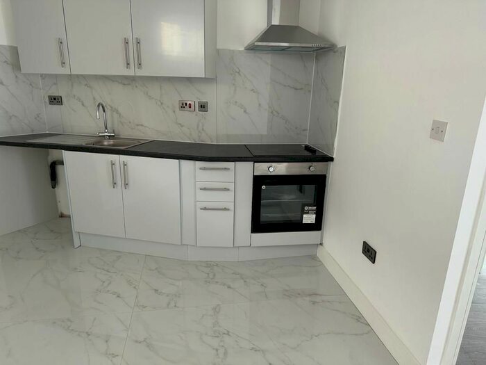 2 Bedroom Flat To Rent In Old Orchard, Poole, BH15