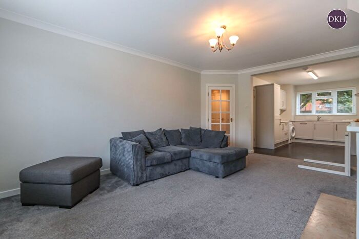 2 Bedroom Flat To Rent In Bromet Close, Watford, Hertfordshire, WD17