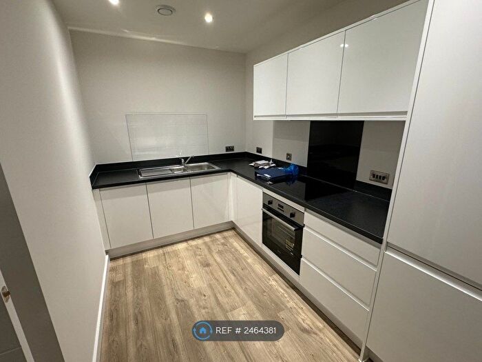 2 Bedroom Flat To Rent In Powdermill Close, New Malden, KT3