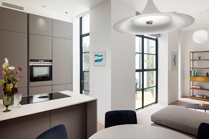 1 Bedroom Flat To Rent In Half Moon Court, Smithfield, EC1A