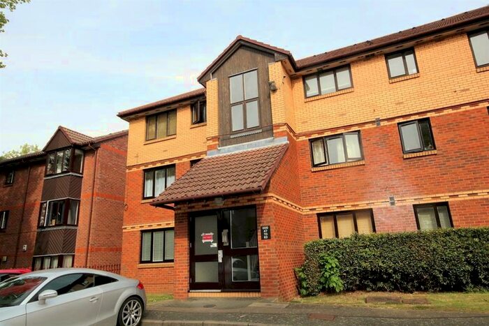 2 Bedroom Flat To Rent In Medesenge Way, London, N13