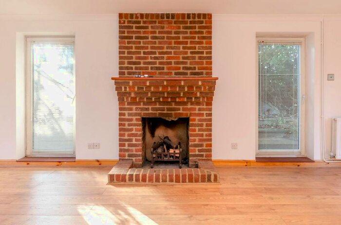 3 Bedroom Detached House To Rent In Waverley Drive, Chertsey, KT16