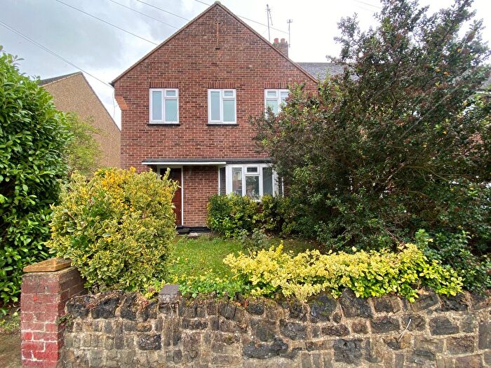 4 Bedroom Semi-detached House To Rent In Cuckoo Hall Lane, Edmonton, N9