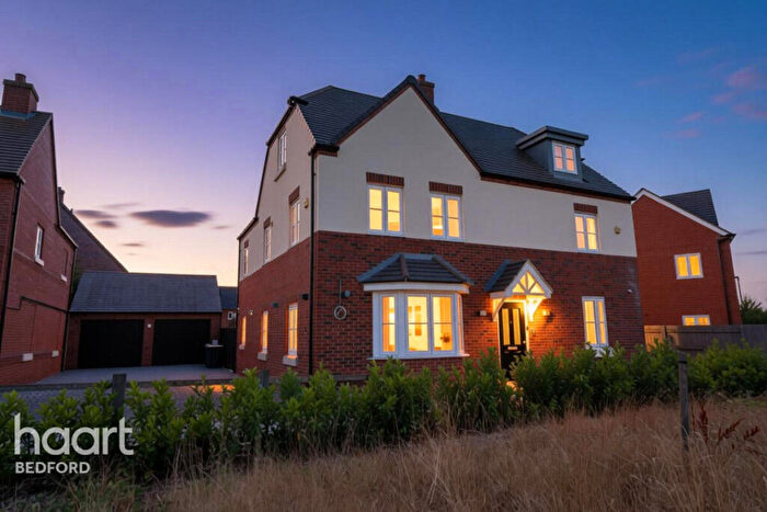 5 Bedroom Detached House For Sale In Alnwick Way, Bedford, MK40
