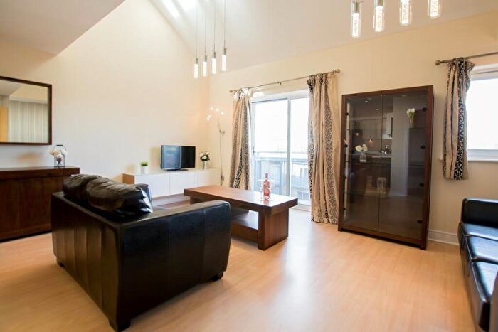 2 Bedroom Flat To Rent In Trafalgar Gardens, Three Bridges, RH10