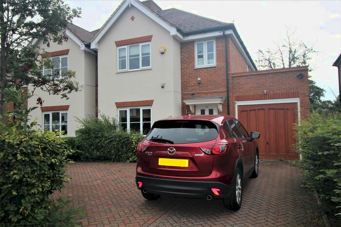 4 Bedroom Semi-Detached House To Rent In Courtlands Drive, Watford, WD17