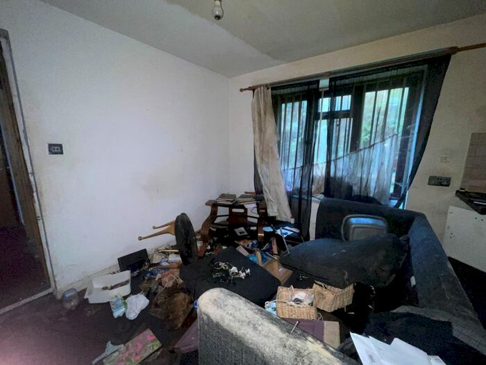 1 Bedroom Flat For Sale In Carnegie Avenue, Tipton, DY4