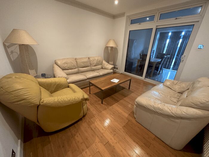 4 Bedroom Terraced House To Rent In Staines Road, Hounslow, Greater London, TW3