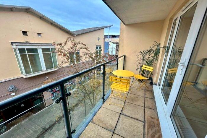 3 Bedroom Flat To Rent In Bute Crescent, Caerdydd, CF10