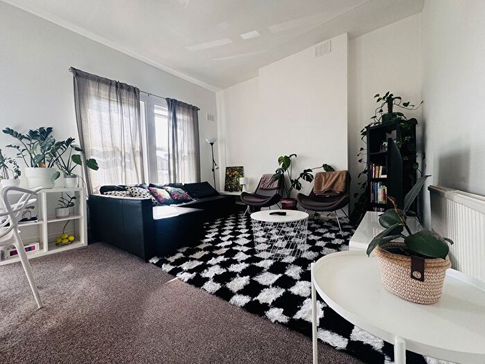 2 Bedroom Flat To Rent In Thurlestone Road, London, SE27