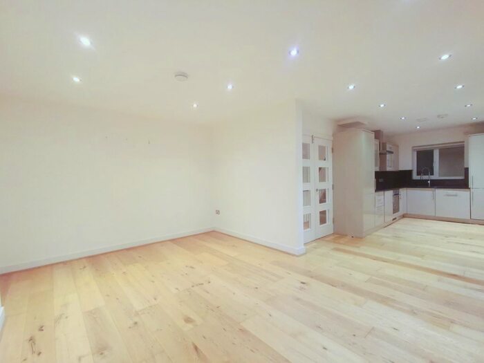 3 Bedroom Flat To Rent In Seymour Road, London, N3