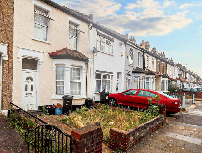 Terraced House To Rent In Hunter Road, Ilford, IG1