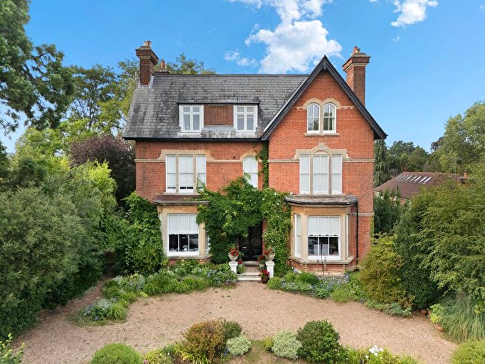 1 Bedroom Flat For Sale In Fairmile Park Road, Pine View Fairmile Park Road, KT11