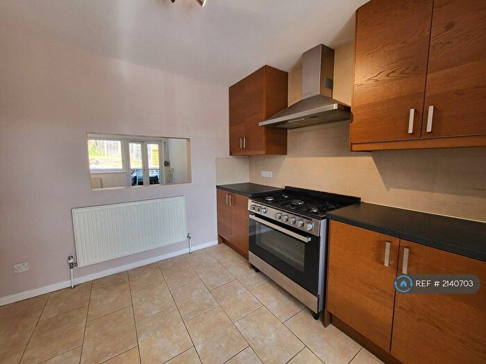 3 Bedroom Detached House To Rent In Devon Road, Luton, LU2