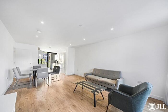 3 Bedroom Flat To Rent In Avenir House, London, E15