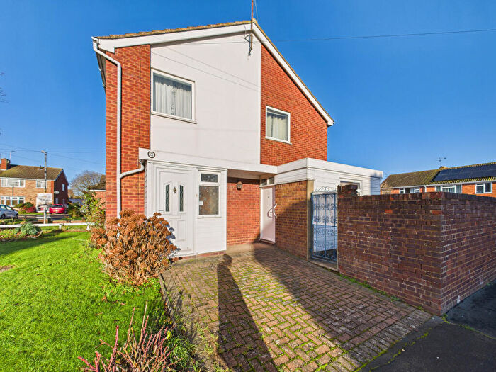 3 Bedroom Semi Detached House For Sale In Pevensey Close, Aylesbury, Buckinghamshire, HP21