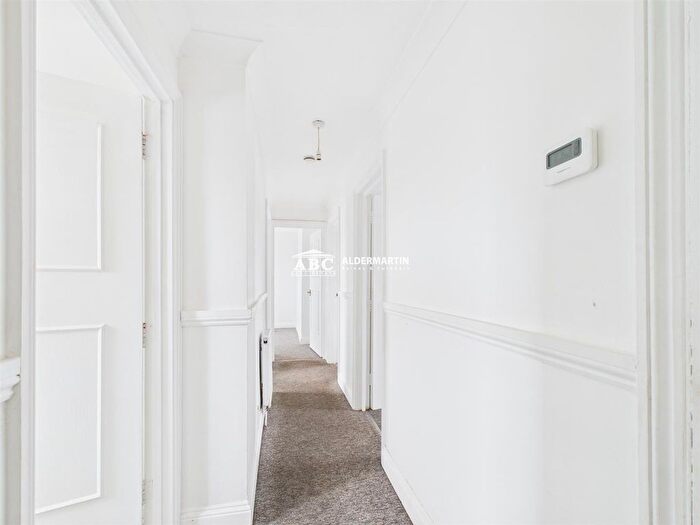 3 Bedroom Flat For Sale In Stonegrove, Edgware, HA8