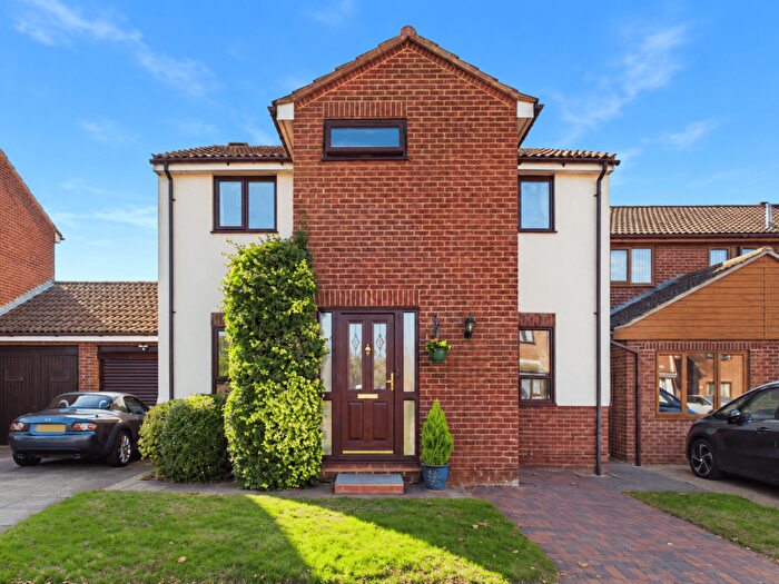 4 Bedroom Link Detached House For Sale In Mountbatten Drive, Biggleswade, SG18