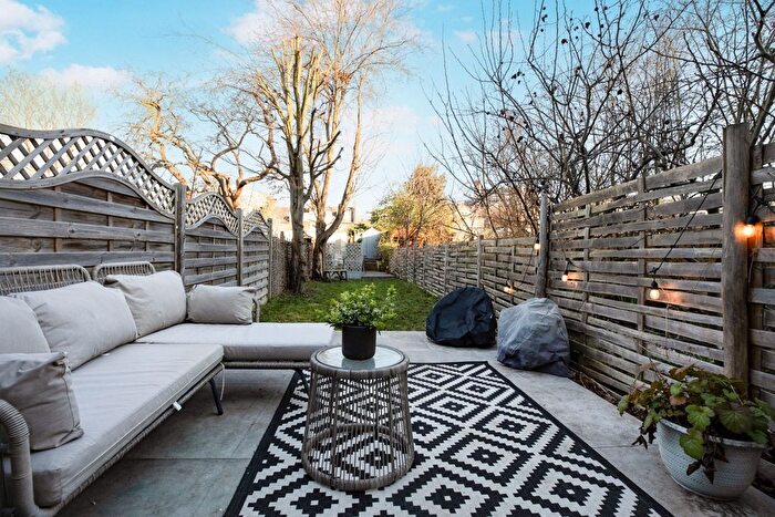 2 Bedroom Flat To Rent In Friern Road, London, SE22