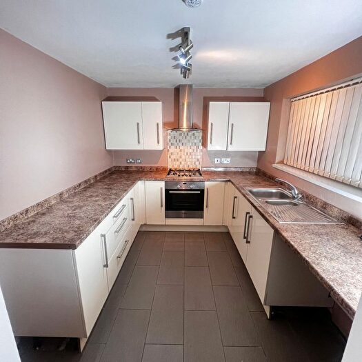 2 Bedroom Maisonette To Rent In Parkdale Drive, Birmingham, B31