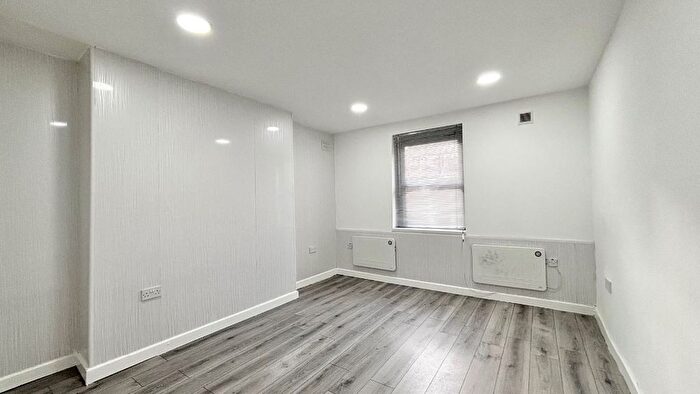 3 Bedroom Flat To Rent In Stopford Road, Plaistow, E13