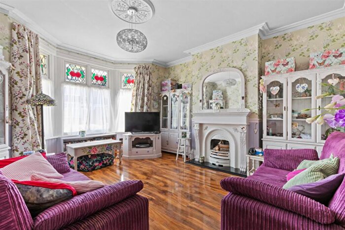 5 Bedroom Semi-Detached House For Sale In Burgoyne Road, London, SE25